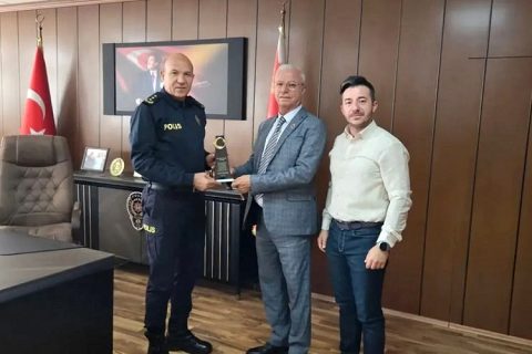 MUHTARLAR DERNEĞİ’NDEN EMNİYET MÜDÜRÜ FAZLIM DEMİR’E PLAKET