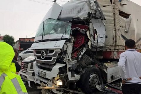 NİZİP’TE 3 ARACIN KARIŞTIĞI ZİNCİRLEME KAZA: 2 YARALI