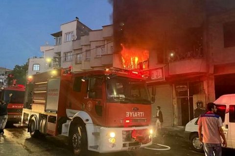 İSTİKLAL MAHALLESİ’NDE EV YANGINI: 1 KİŞİ YARALANDI