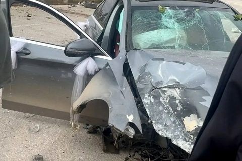 NİZİP 35 METRE YOL’DA KORKUTAN KAZA: OTOMOBİL ORTA REFÜJDEKİ ELEKTRİK DİREĞİNE ÇARPTI