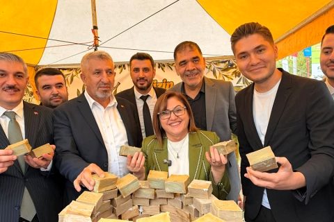 FATMA ŞAHİN VE MEHMET TAHMAZOĞLU’NDAN DOKTOROĞLU SABUN STANDINA ZİYARET