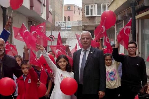 NİZİP’TE CUMHURİYET BAYRAMI SEVİNCİ ÇOCUKLARIN YÜZÜNÜ GÜLDÜRDÜ