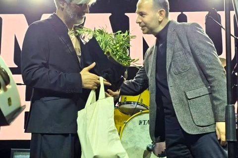 NİZİP ZEYTİN FESTİVALİ’NDE MANUŞ BABA RÜZGÂRI ESTİ! KONSER ALANINDA COŞKU DORUĞA ULAŞTI