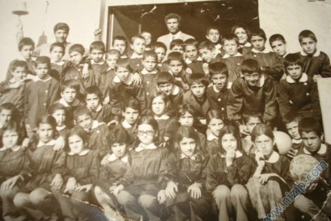 1974-1975 yılına ait ilkokul resmi