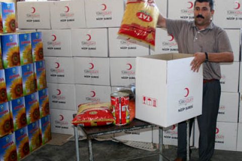 Nizip KIZILAY'dan 100 aileye yardım