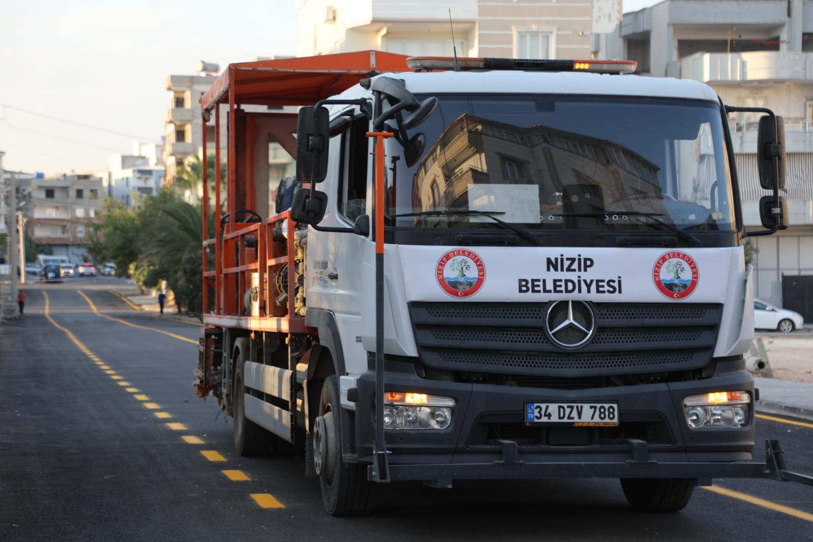 Nizip Belediyesi gece gündüz sahada: Yollar yenileniyor