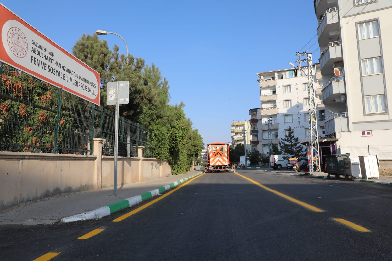 Nizip Belediyesi gece gündüz sahada: Yollar yenileniyor