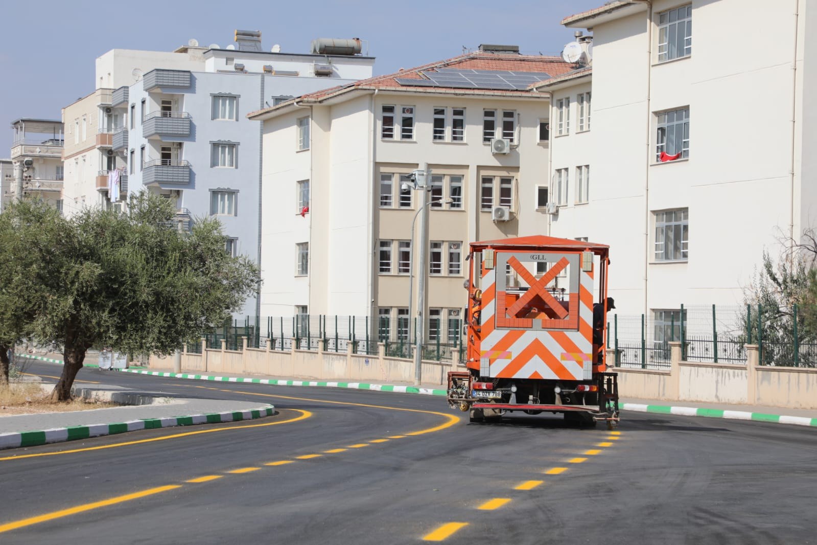 Nizip Belediyesi gece gündüz sahada: Yollar yenileniyor