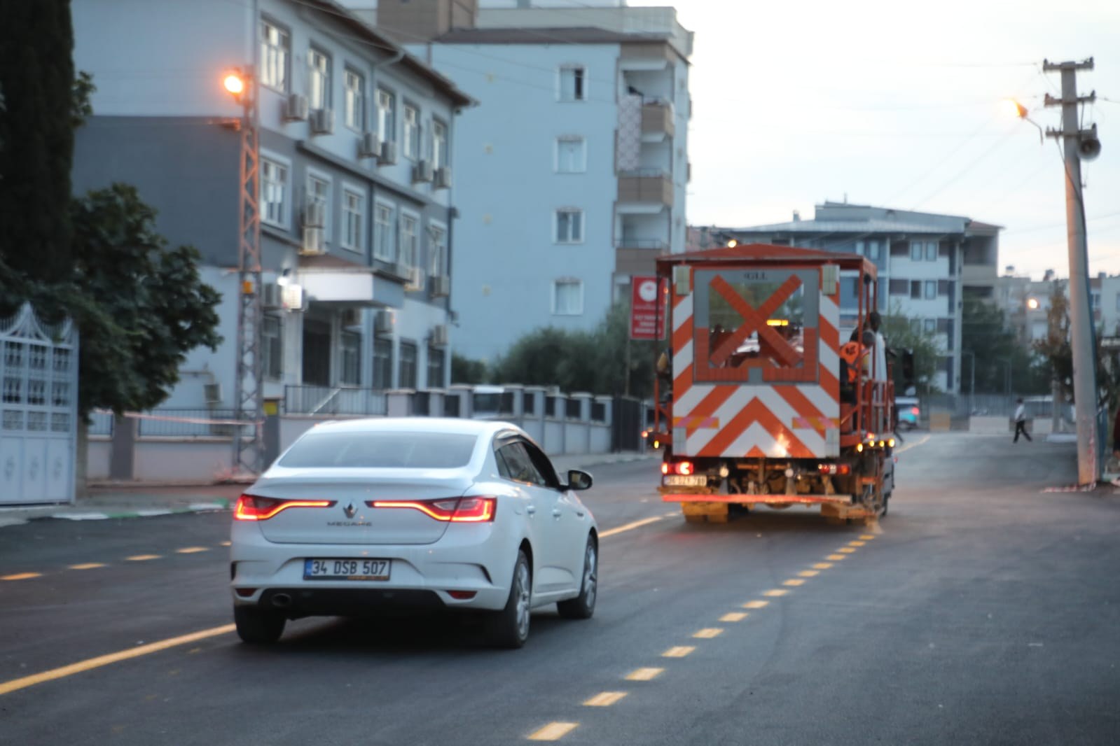 Nizip Belediyesi gece gündüz sahada: Yollar yenileniyor
