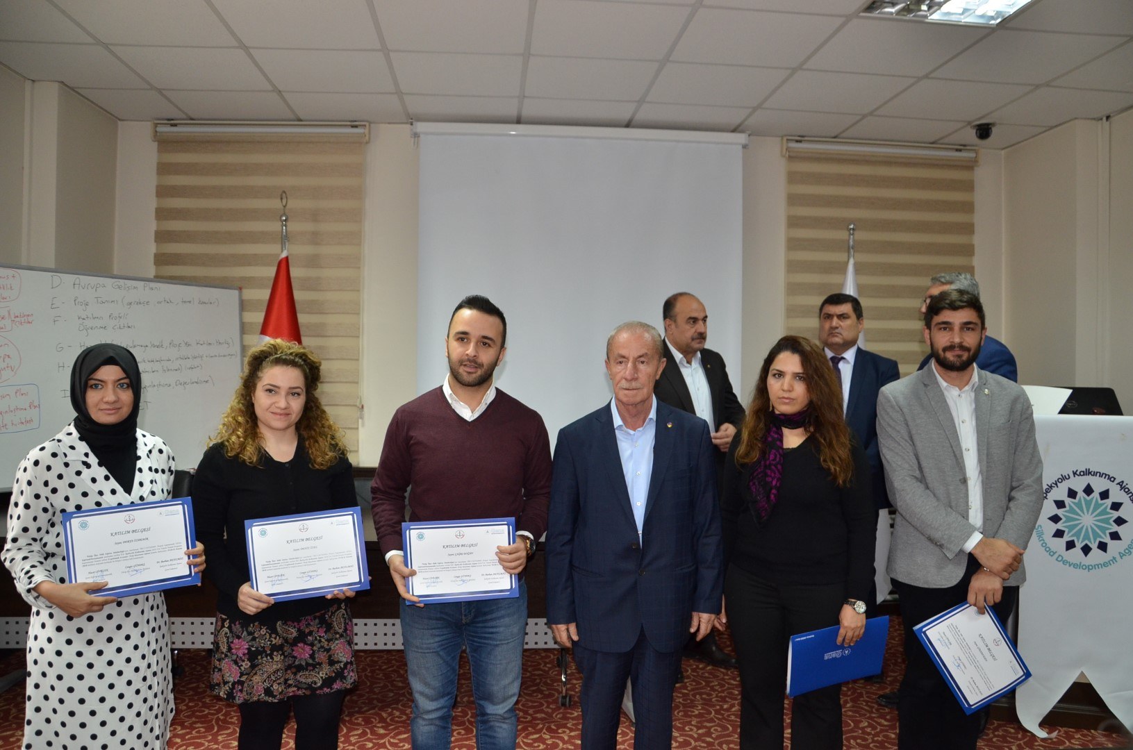 PROJE YAZMA EGITIMINE KATILAN KAMU PERSONELLERINE SERTIFIKA TÖRENI DÜZENLENDI