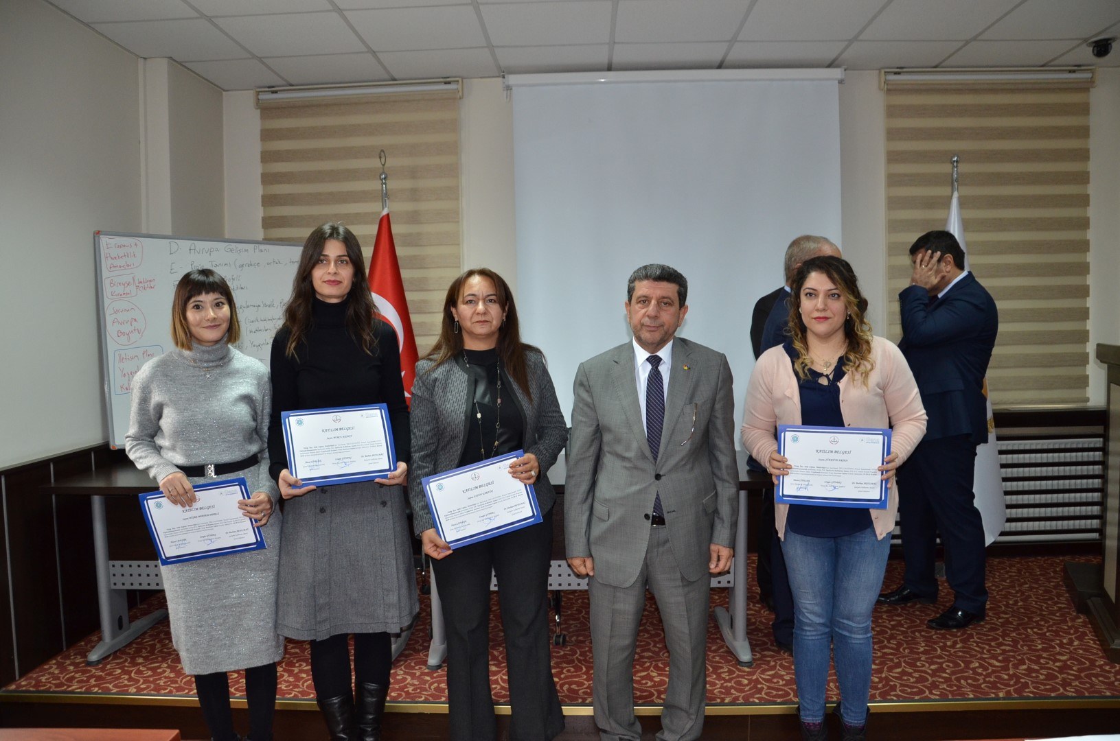 PROJE YAZMA EGITIMINE KATILAN KAMU PERSONELLERINE SERTIFIKA TÖRENI DÜZENLENDI
