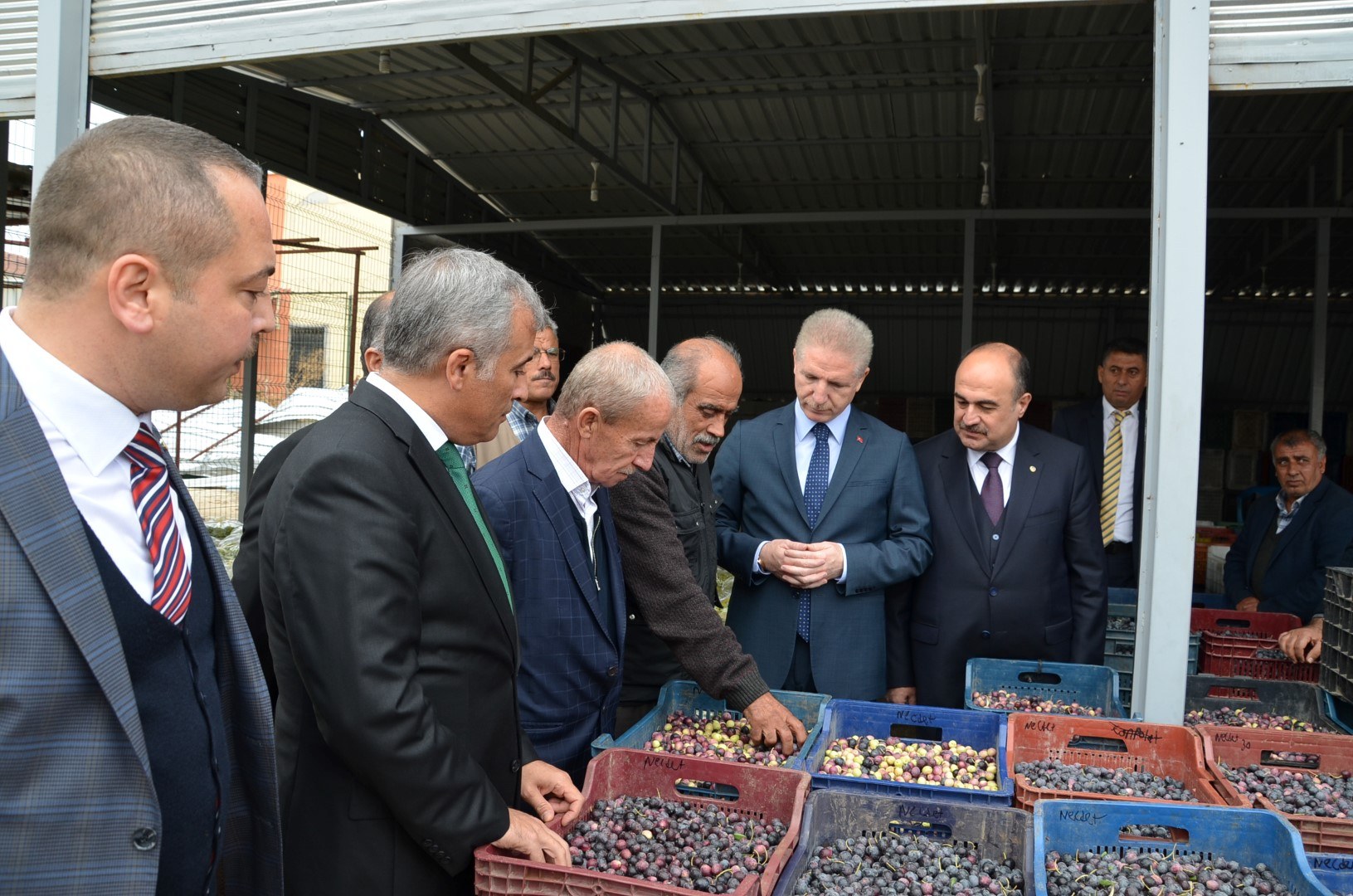 GAZIANTEP VALISI DAVUT GÜL NIZIP'TE BULUNAN ESNAFLARLA BIR ARAYA GELDI