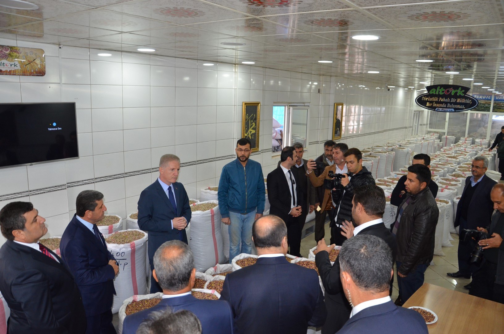 GAZIANTEP VALISI DAVUT GÜL NIZIP'TE BULUNAN ESNAFLARLA BIR ARAYA GELDI