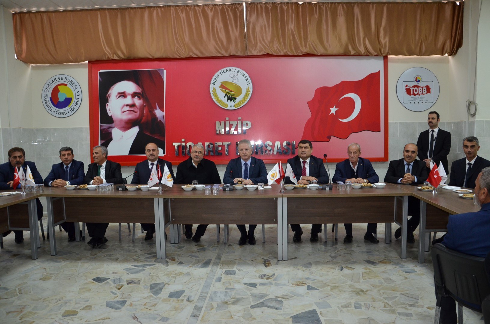 GAZIANTEP VALISI DAVUT GÜL NIZIP'TE BULUNAN ESNAFLARLA BIR ARAYA GELDI