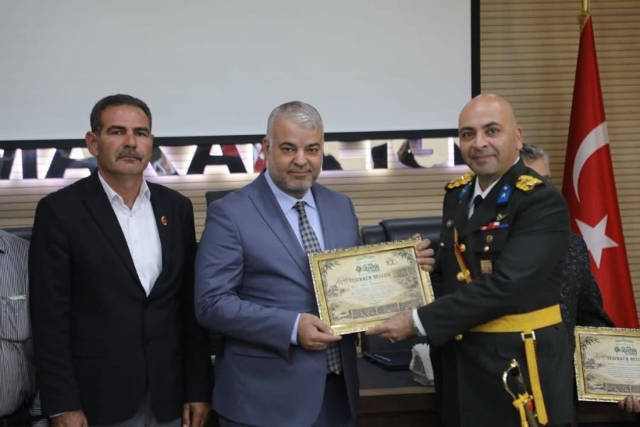 DR. BEKİR ŞEN’E, NİZİP’İN 100. YILINA KATKILARINDAN DOLAYI TEŞEKKÜR PLAKETİ