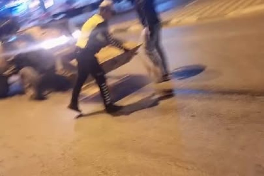 NİZİP’TE TRAFİK POLİSİNDEN ÖRNEK DAVRANIŞ: KAZA RİSKİNE KARŞI YOLA KUM DÖKTÜ