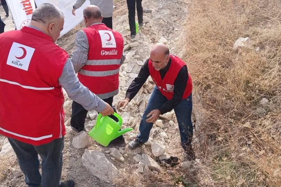 NİZİP KIZILAY ŞUBESİ’NDEN AĞAÇ DİKME KAMPANYASINA ANLAMLI DESTEK