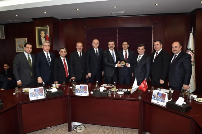 TOBB BASKANI HISARCIKLIOGLU VE BERABERINDEKI HEYET GTO YENI YÖNETIMINE HAYIRLI OLSUN ZIYARETINDE BULUNDU