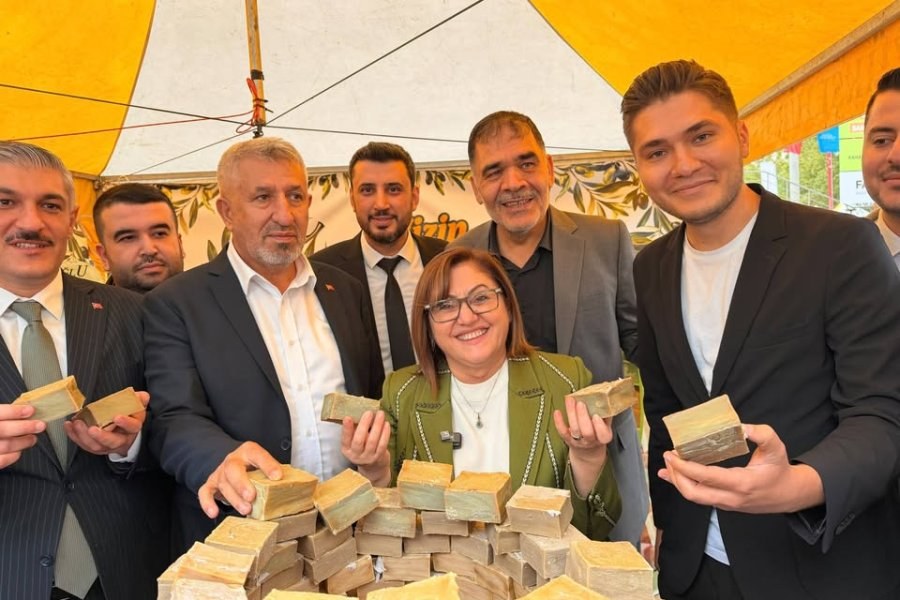 FATMA ŞAHİN VE MEHMET TAHMAZOĞLU’NDAN DOKTOROĞLU SABUN STANDINA ZİYARET