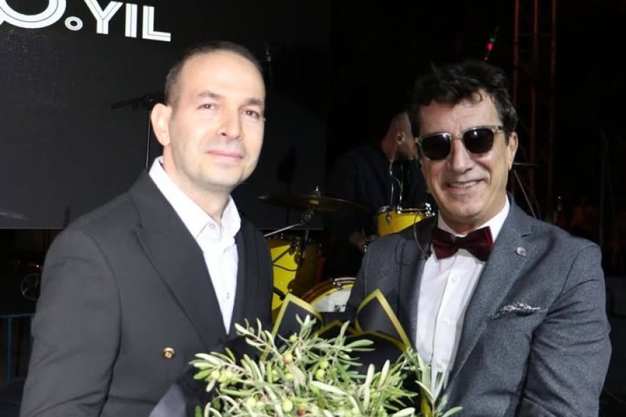 NİZİP’TE ZEYTİN FESTİVALİ’NDE GRUP AYNA RÜZGÂRI ESTİ! BİNLERCE KİŞİ TEK SES OLDU