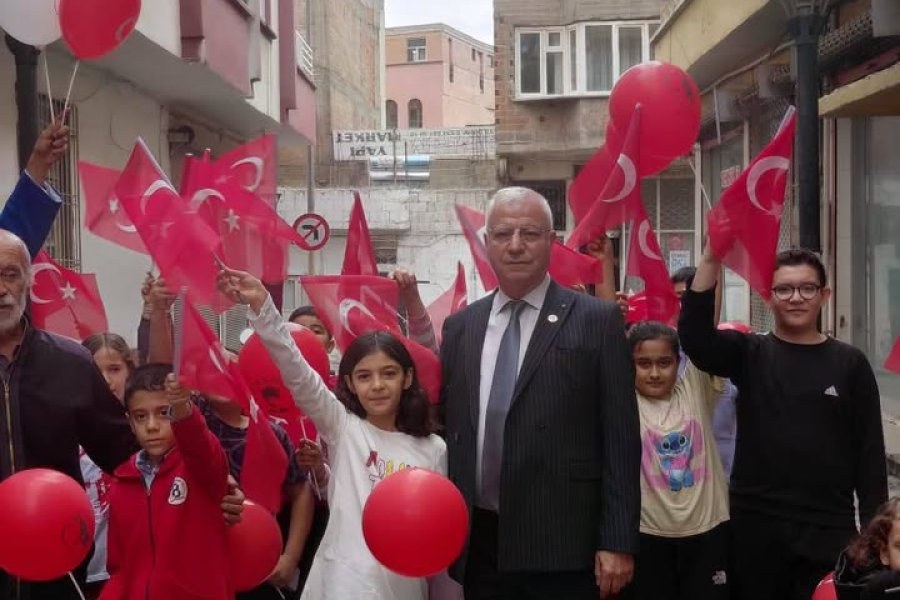 NİZİP’TE CUMHURİYET BAYRAMI SEVİNCİ ÇOCUKLARIN YÜZÜNÜ GÜLDÜRDÜ