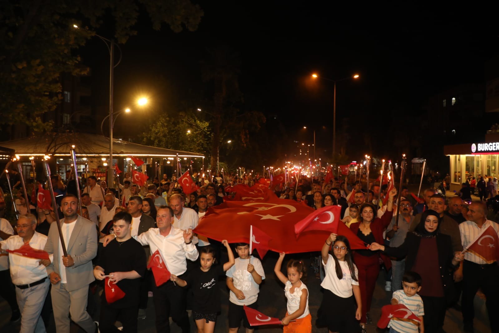Nizip’ten 20 Bin Işık Yükseldi