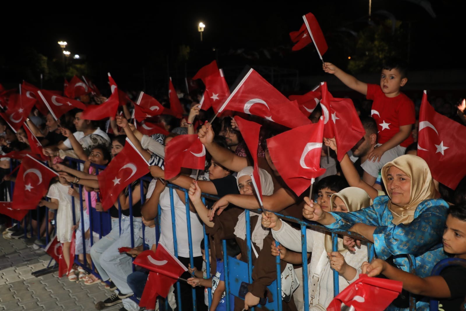 Nizip’ten 20 Bin Işık Yükseldi