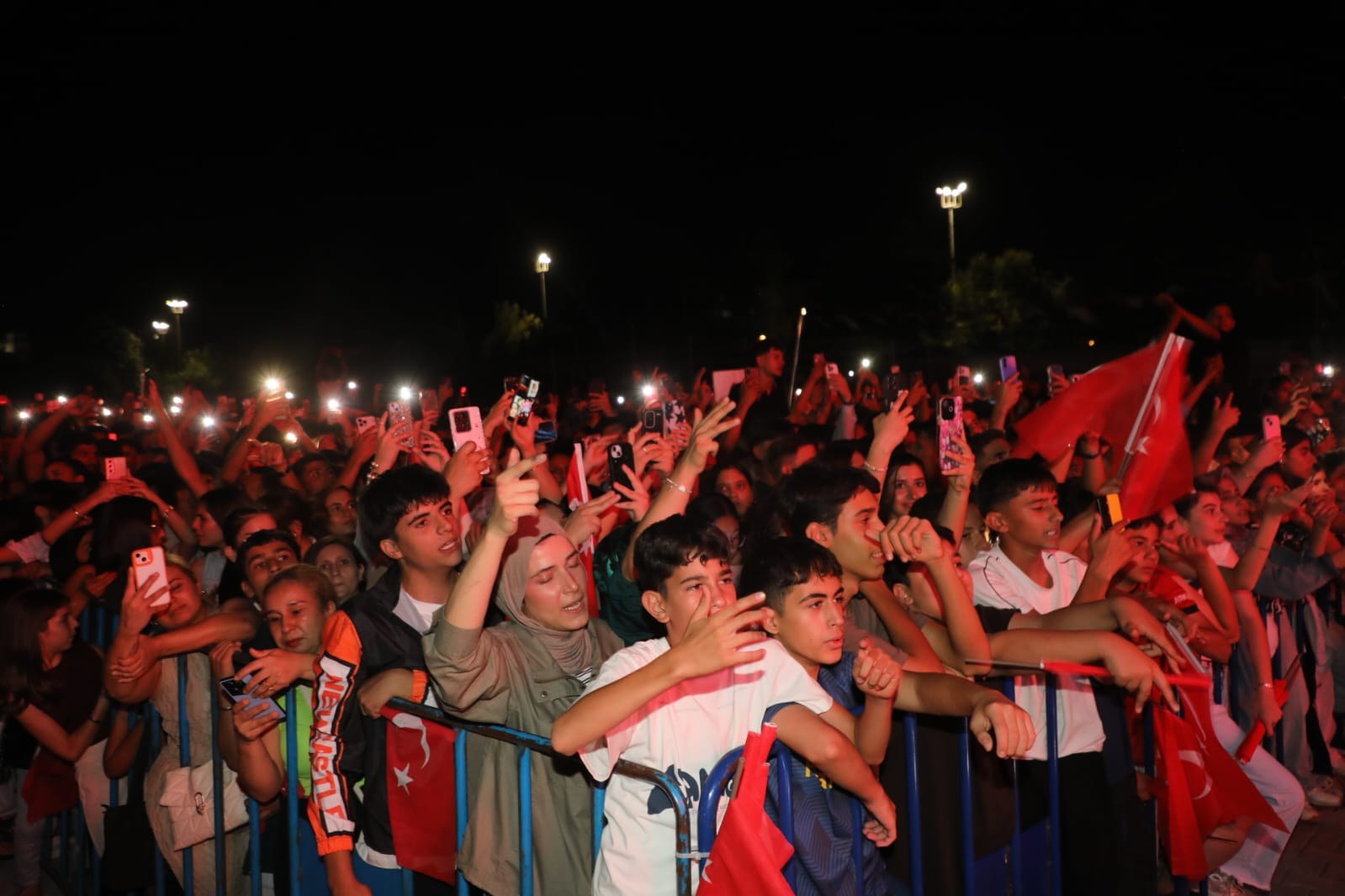 Nizip’ten 20 Bin Işık Yükseldi