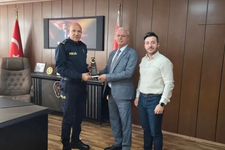 MUHTARLAR DERNEĞİ’NDEN EMNİYET MÜDÜRÜ FAZLIM DEMİR’E PLAKET