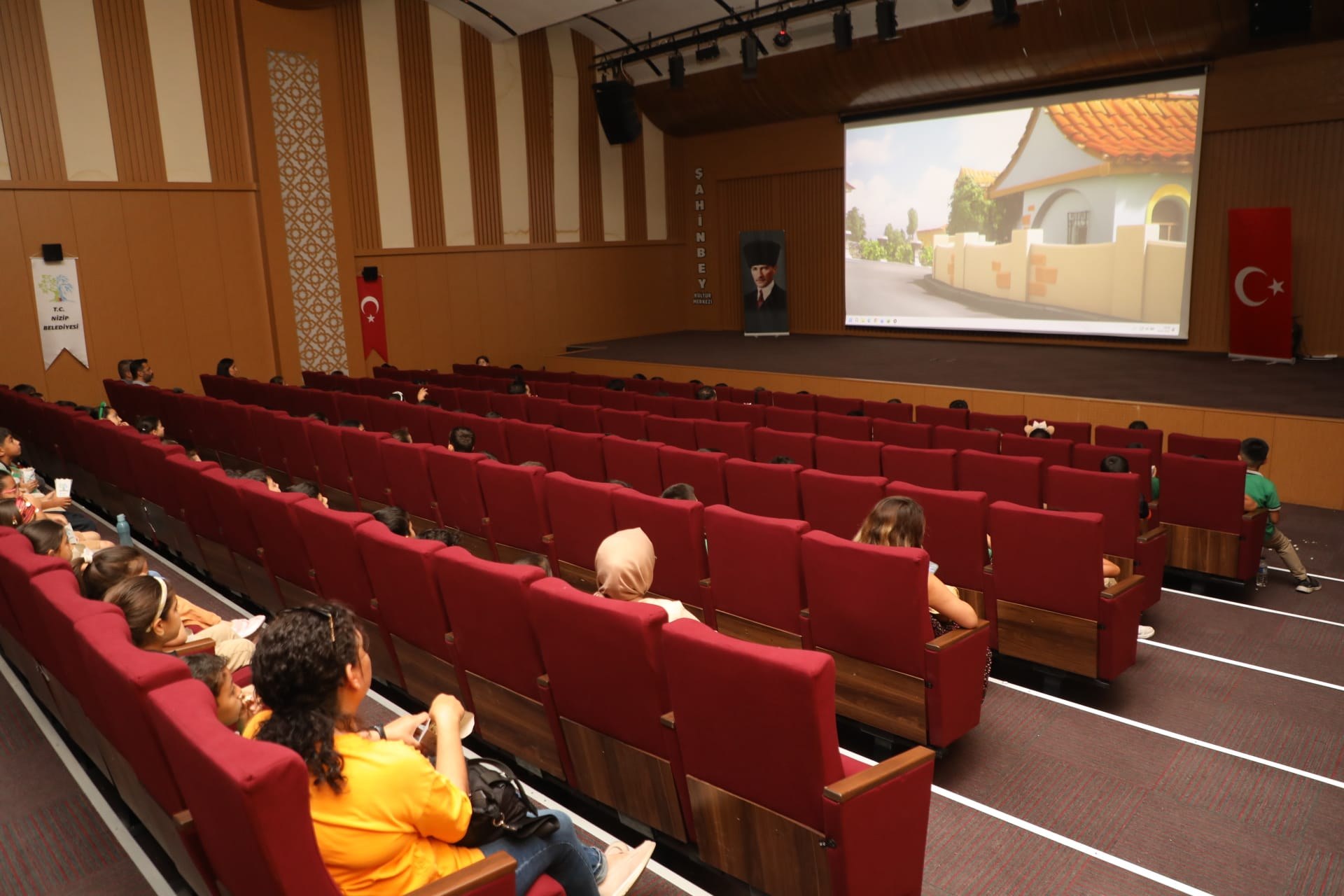 Nizip Belediyesi'nden Öğrencilere Yılsonu Sinema Sürprizi
