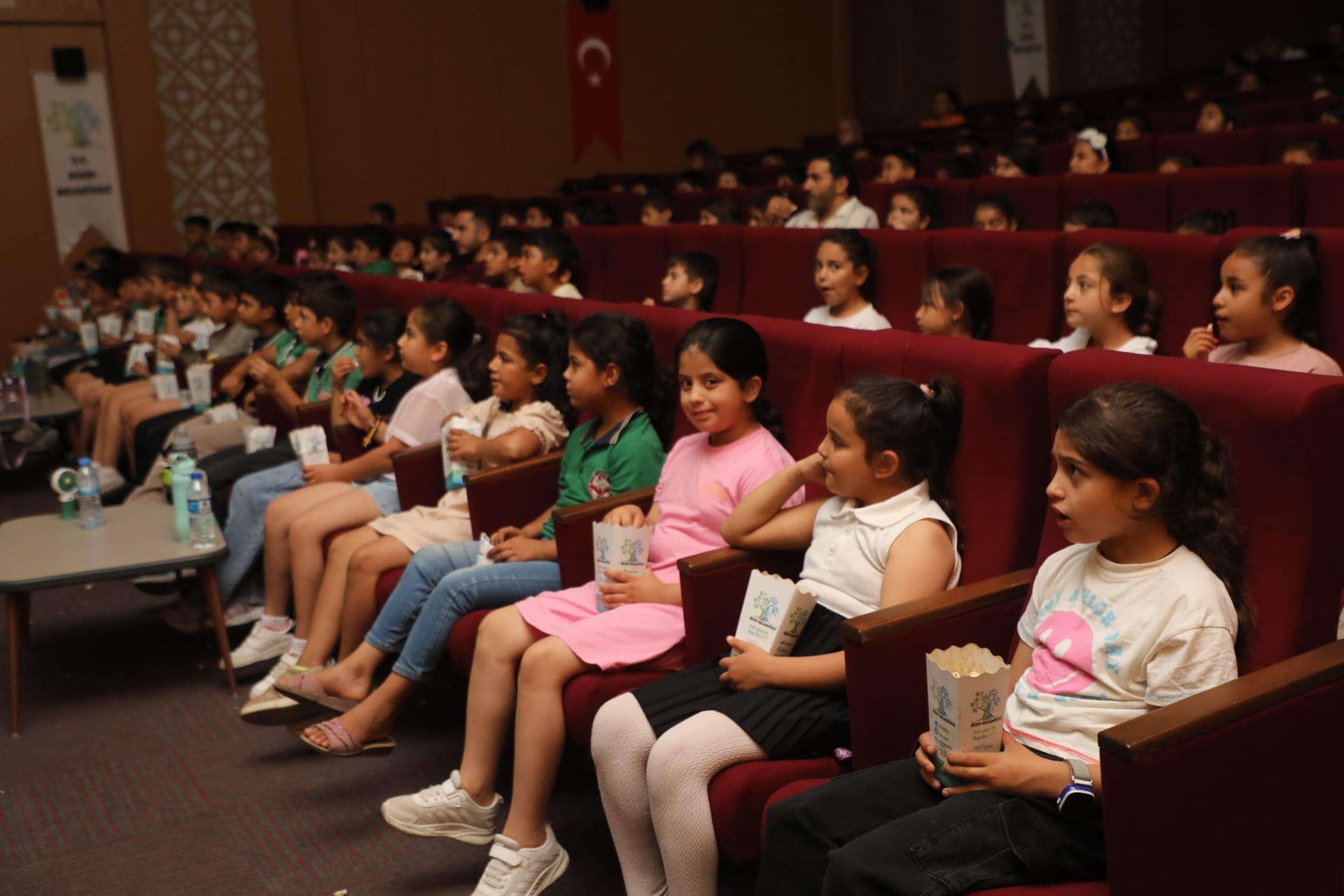 Nizip Belediyesi'nden Öğrencilere Yılsonu Sinema Sürprizi