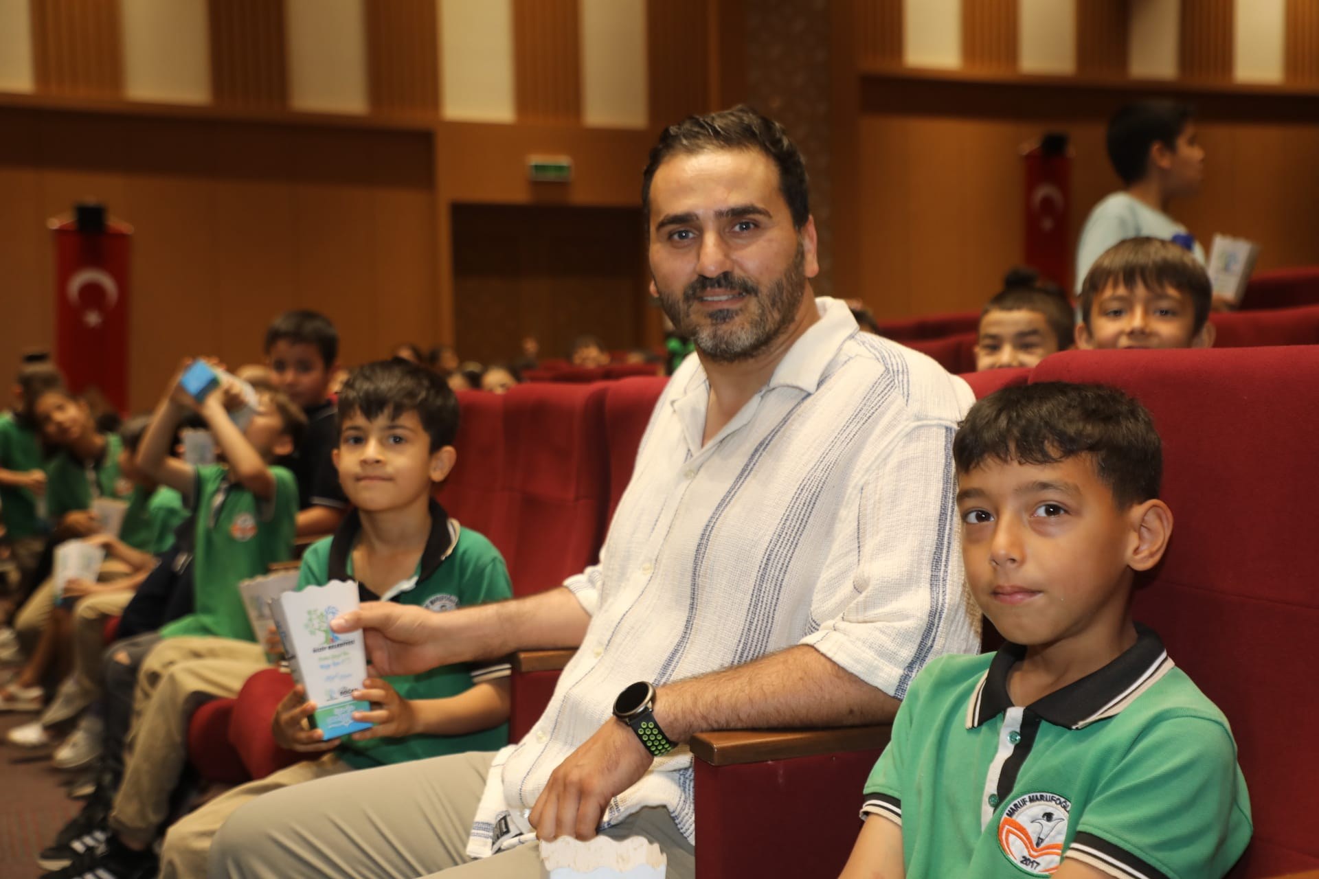 Nizip Belediyesi'nden Öğrencilere Yılsonu Sinema Sürprizi