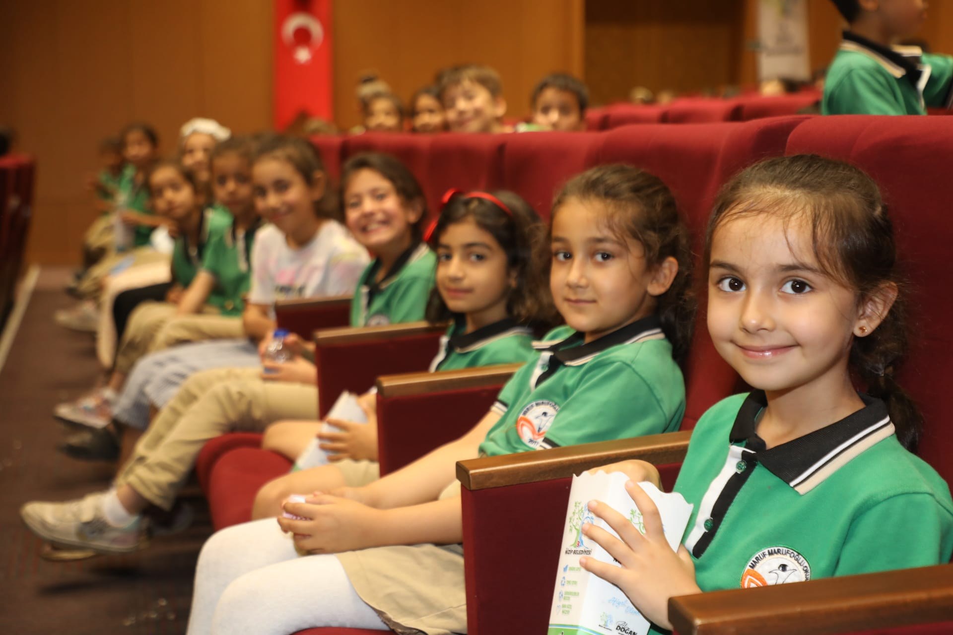 Nizip Belediyesi'nden Öğrencilere Yılsonu Sinema Sürprizi