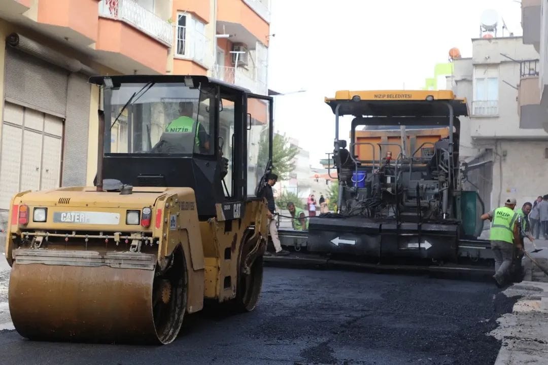 Nizip Belediyesi sahada, yollar yenileniyor