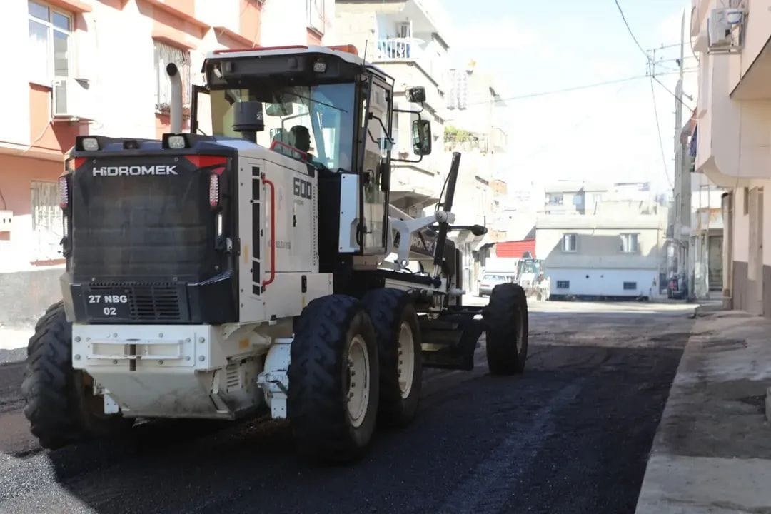 Nizip Belediyesi sahada, yollar yenileniyor