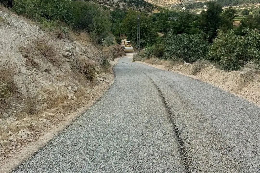 Nizip Belediyesi sahada, yollar yenileniyor