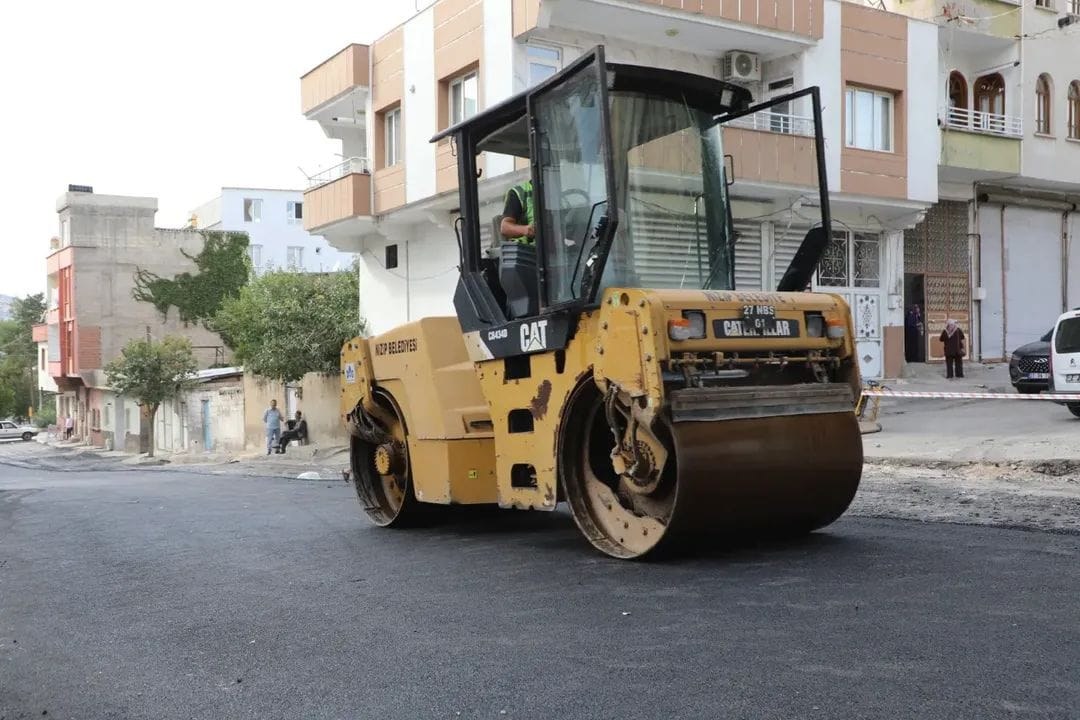 Nizip Belediyesi sahada, yollar yenileniyor