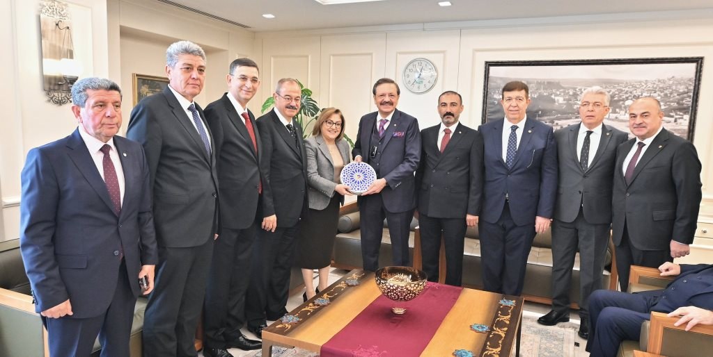 BAŞKAN HİSARCIKLIOĞLU VE BERABERİNDEKİ HEYET BAŞKAN FATMA ŞAHİN’İ ZİYARET ETTİ
