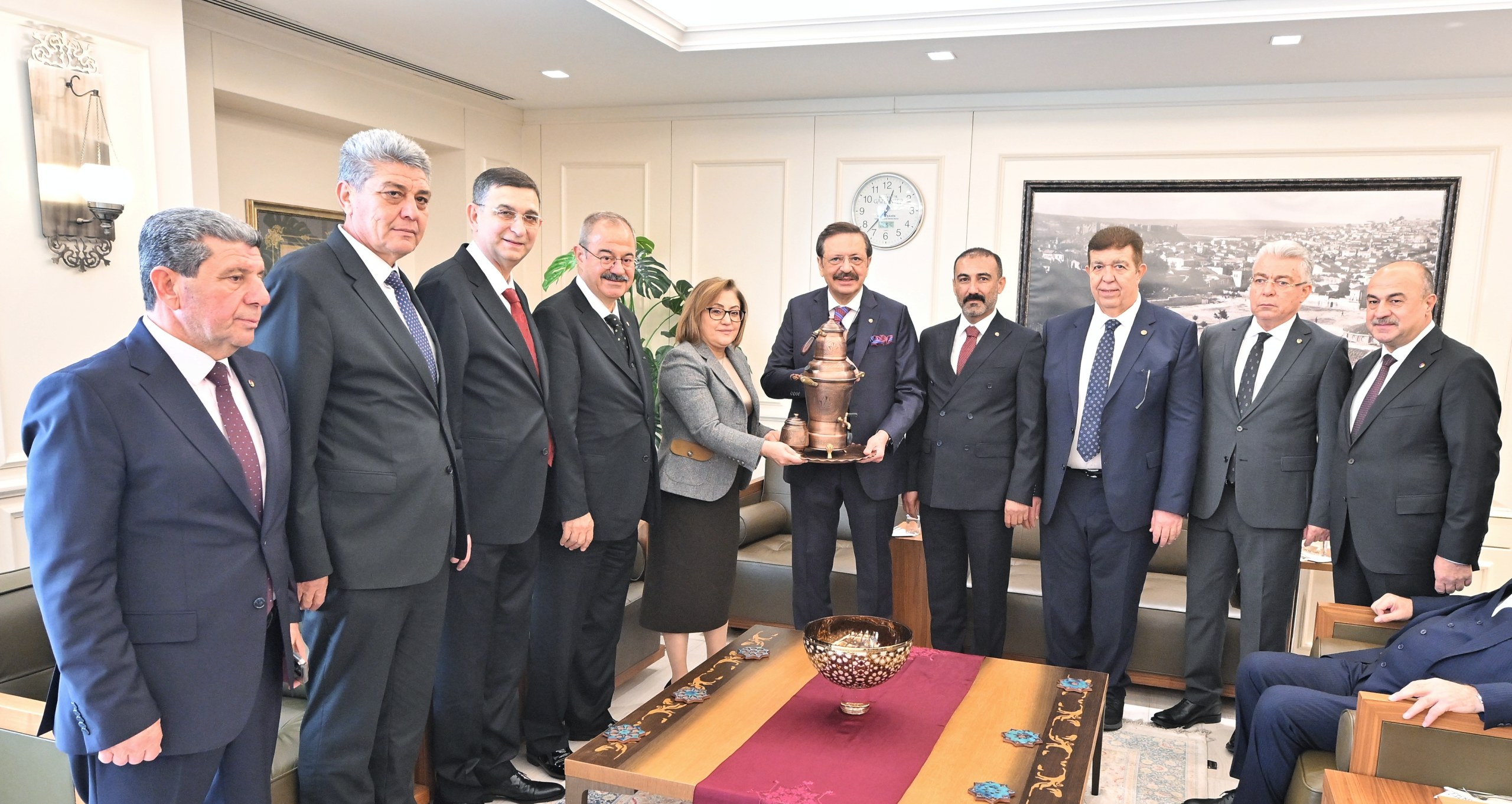 BAŞKAN HİSARCIKLIOĞLU VE BERABERİNDEKİ HEYET BAŞKAN FATMA ŞAHİN’İ ZİYARET ETTİ
