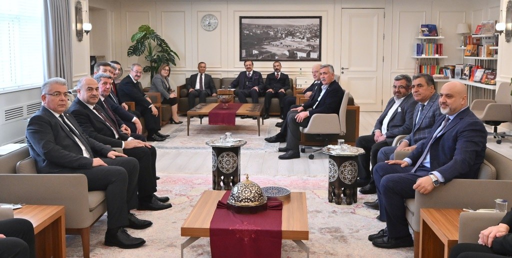 BAŞKAN HİSARCIKLIOĞLU VE BERABERİNDEKİ HEYET BAŞKAN FATMA ŞAHİN’İ ZİYARET ETTİ