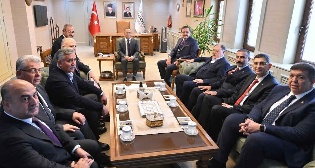 BAŞKAN HİSARCIKLIOĞLU VE BERABERİNDEKİ ODA/BORSA BAŞKANLARI GAZİANTEP VALİSİ ÇEBERİ  ZİYARET ETTİ