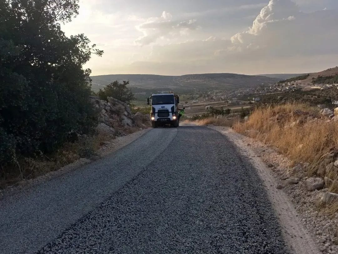 Nizip Belediyesi sahada, yollar yenileniyor