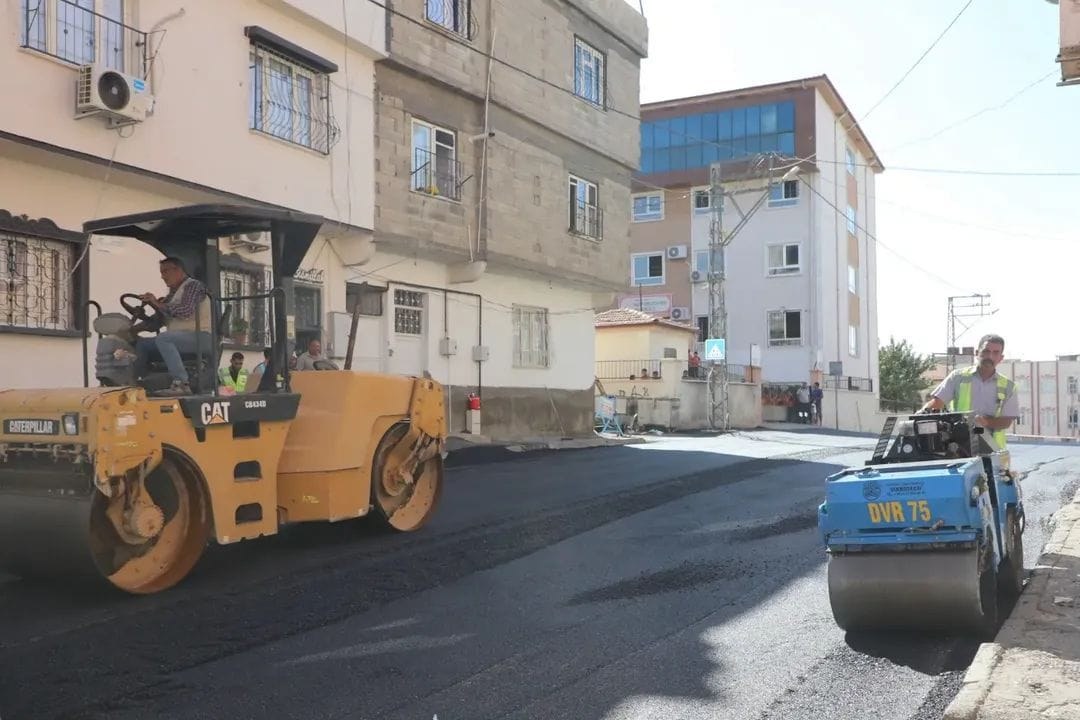 Nizip Belediyesi sahada, yollar yenileniyor