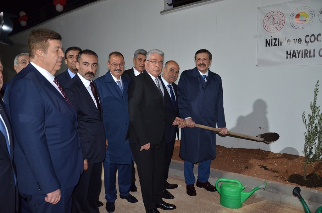 BAŞKAN HİSARCIKLIOĞLUNUN KATILIMIYLA TOBB NİZİP ORTAOKULUNUN AÇILIŞ TÖRENİ GERÇEKLEŞTİ