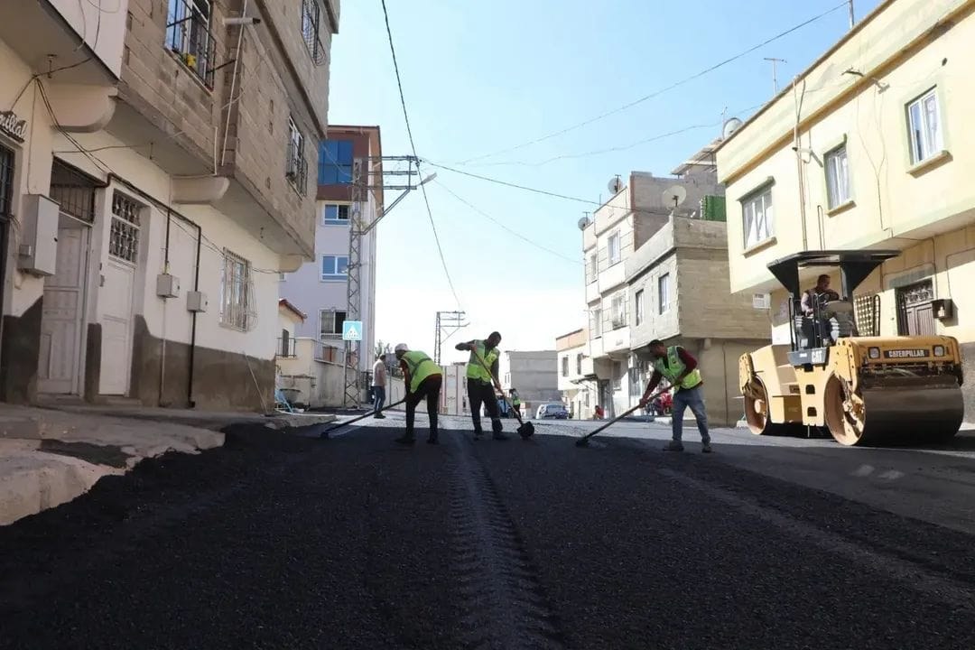 Nizip Belediyesi sahada, yollar yenileniyor