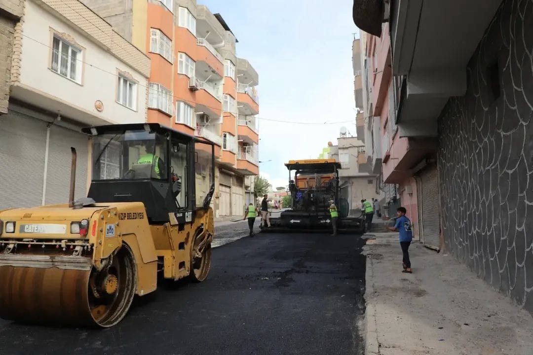 Nizip Belediyesi sahada, yollar yenileniyor