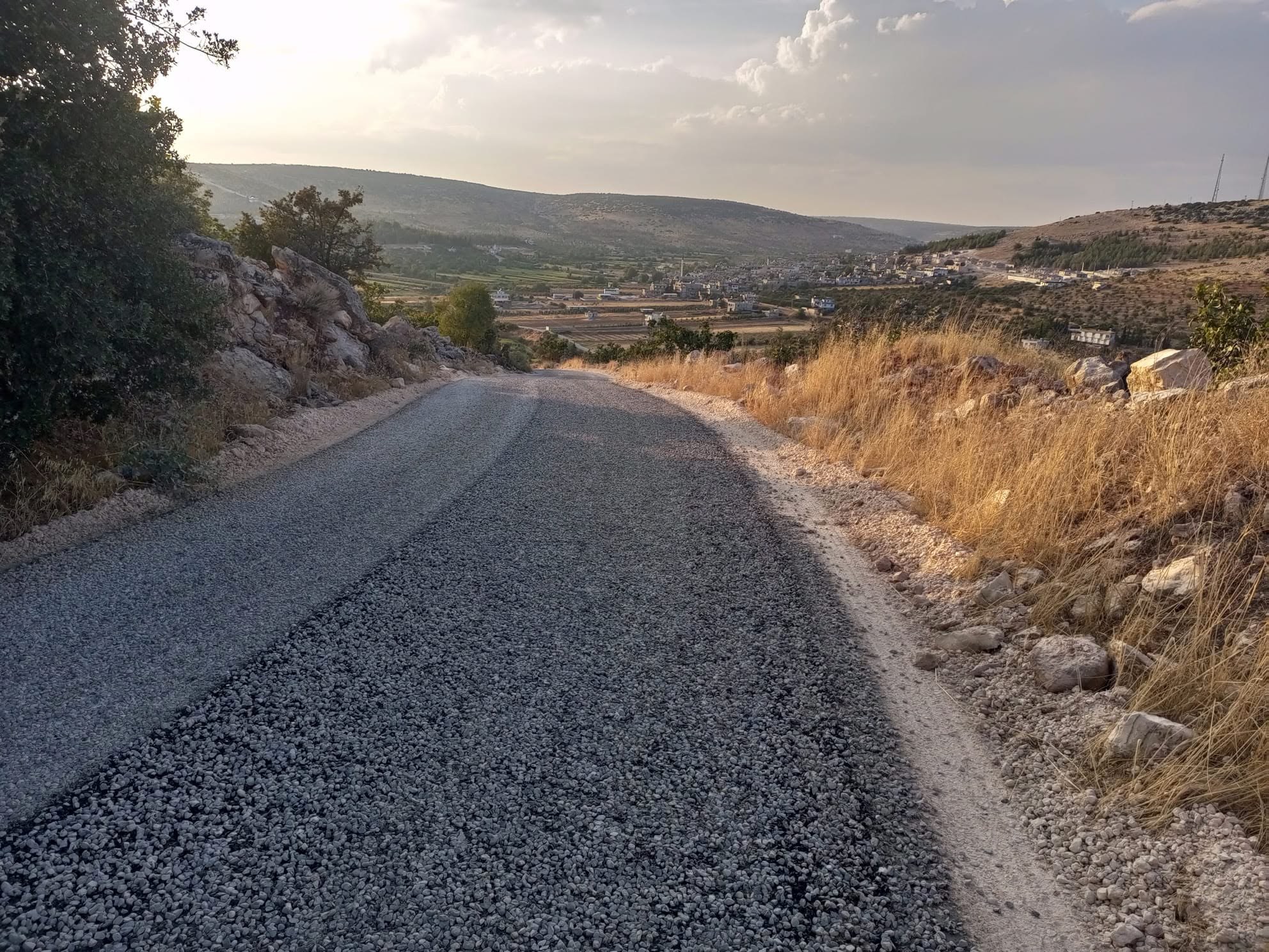 Nizip Belediyesi sahada, yollar yenileniyor