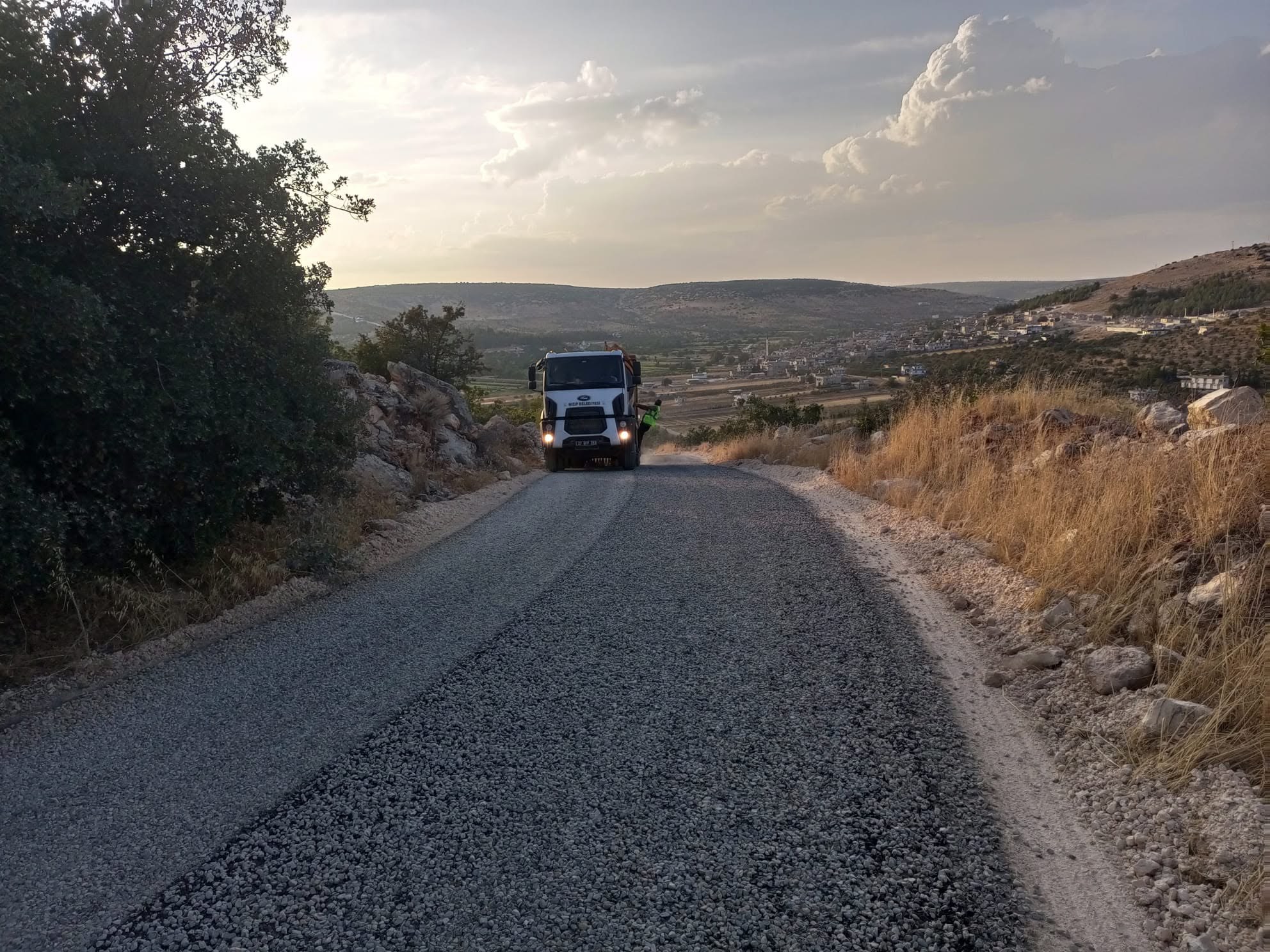 Nizip Belediyesi sahada, yollar yenileniyor