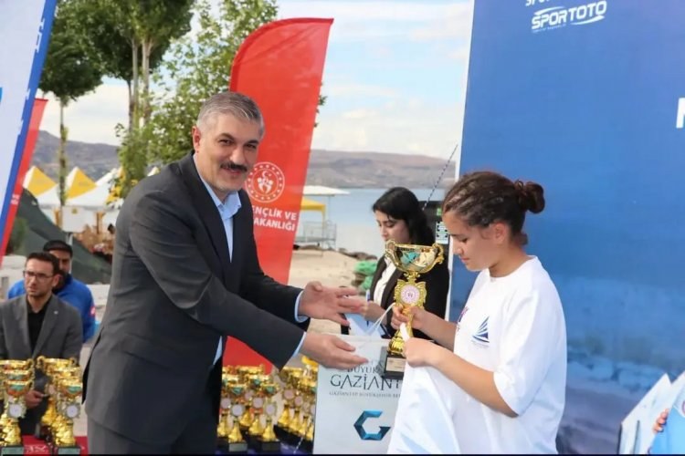 ⛵ NİZİP’TE YELKEN HEYECANI ÖDÜL TÖRENİYLE SONA ERDİ