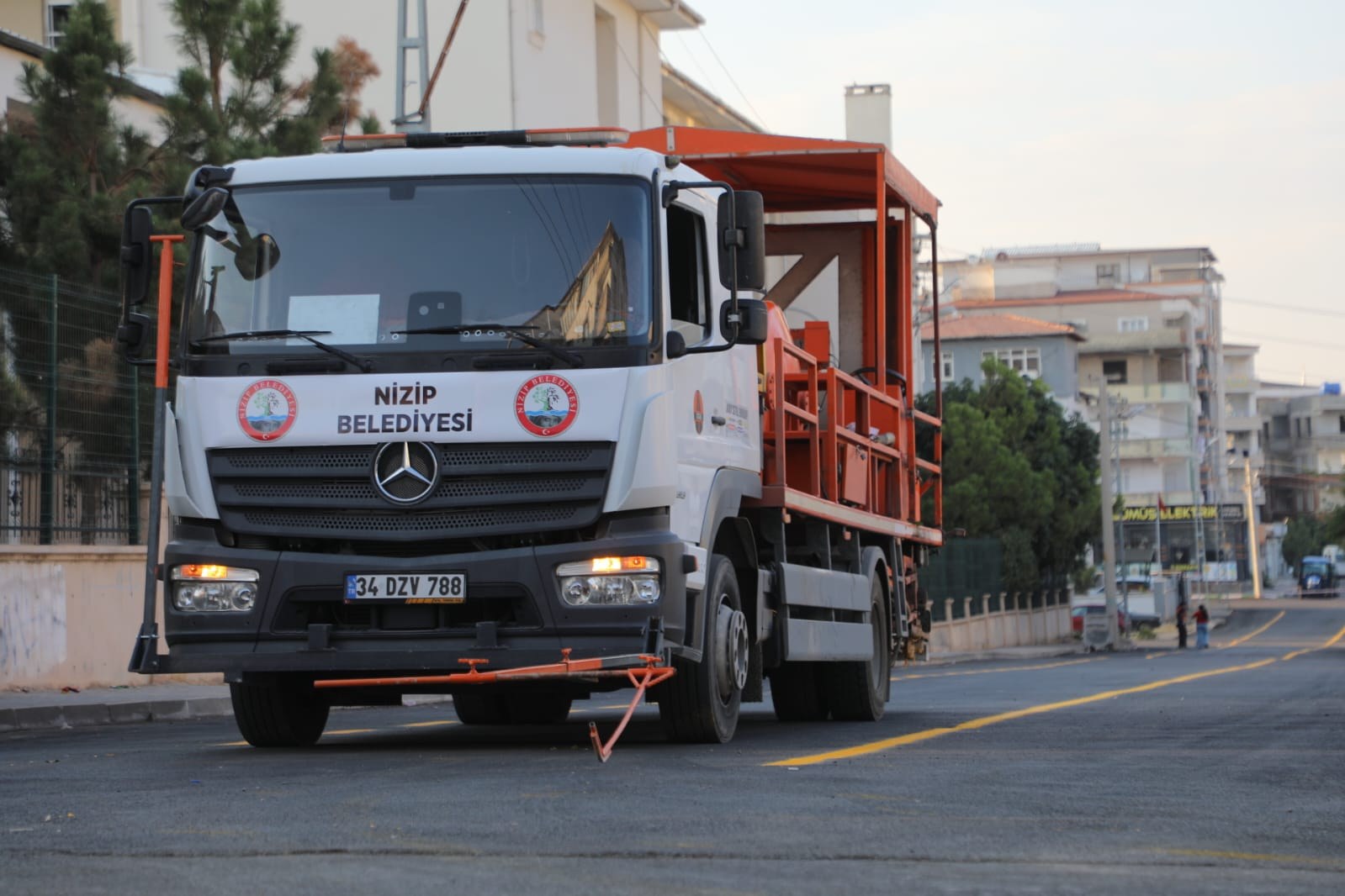 Nizip Belediyesi gece gündüz sahada: Yollar yenileniyor